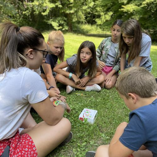 Les enfants pratiquent la langue choisie lors de jeux en extérieur