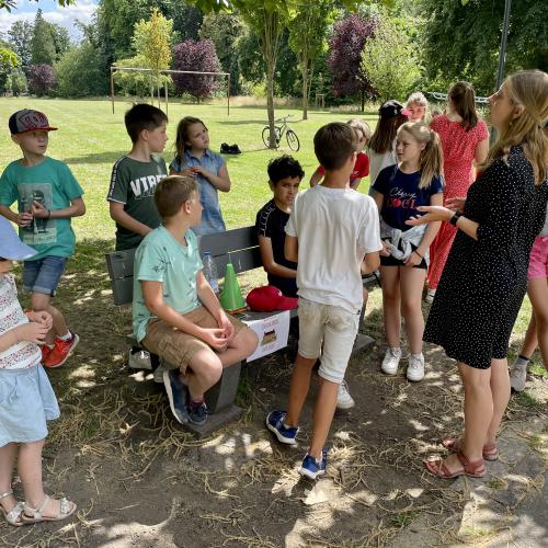 Les enfants pratiquent la langue choisie lors de jeux en extérieur