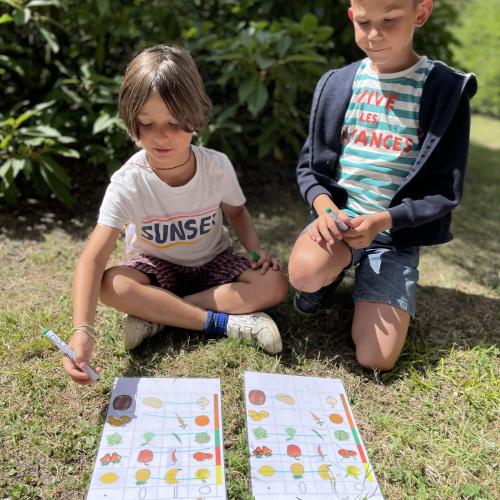 Les enfants pratiquent la langue choisie lors de jeux en extérieur