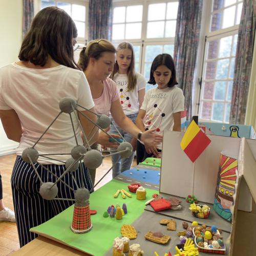 Les enfants pratiquent la langue choisie avec de nombreux jeux 