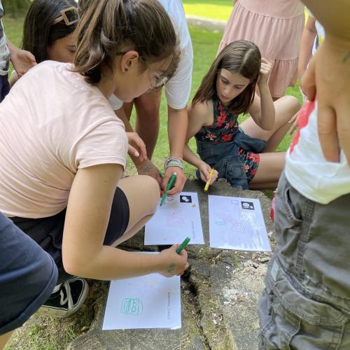 Les enfants pratiquent la langue choisie lors de jeux en extérieur