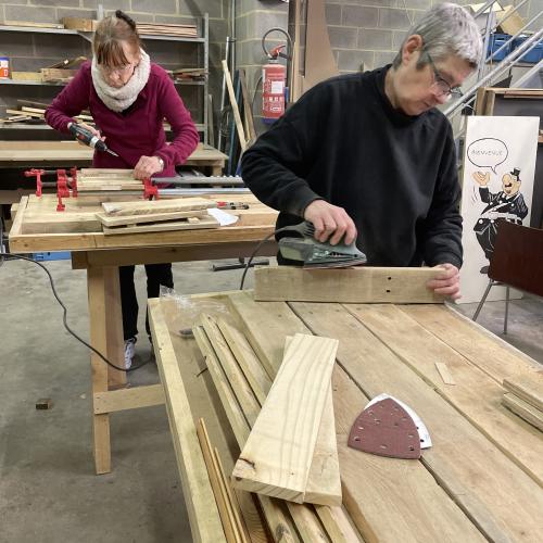 Deux participantes en train de travailler le bois lors de l'atelier palettes 