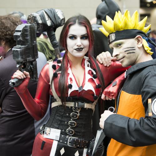 Une femme et un homme en cotume de style cosplay, manga