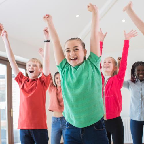 Un groupe de jeunes ados, filles et garçons, très expressifs, les bras en l'air