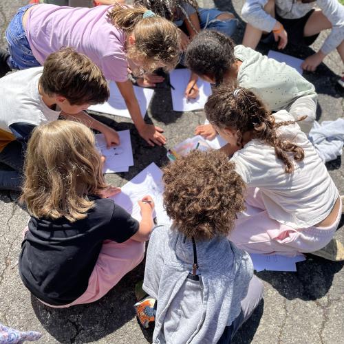 Des enfants en train de faire un jeu en extérieur dans la langue choisie de leur stage