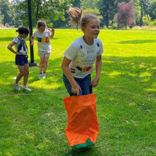 Une course de sacs dans le parc, lors d'un jeu en néerlandais