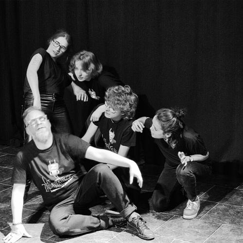 Scène de théâtre impro en noir et blanc