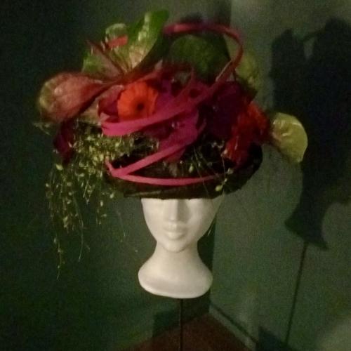 un chapeau sur lequel sont disposées un ensemble de fleurs