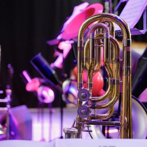 Des instruments de musique disposés sur une scène