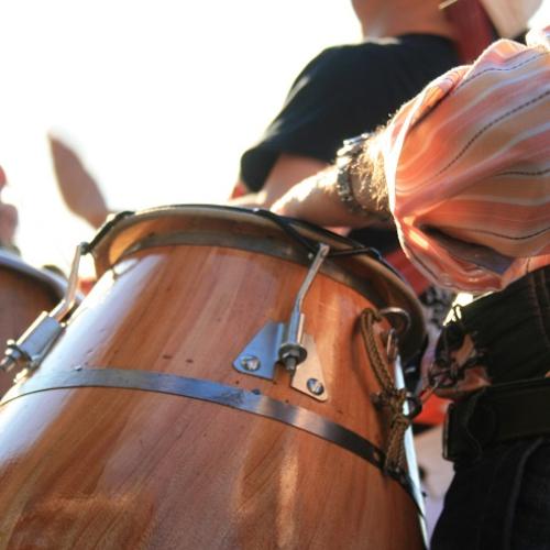 Des personnes jouant des percussions