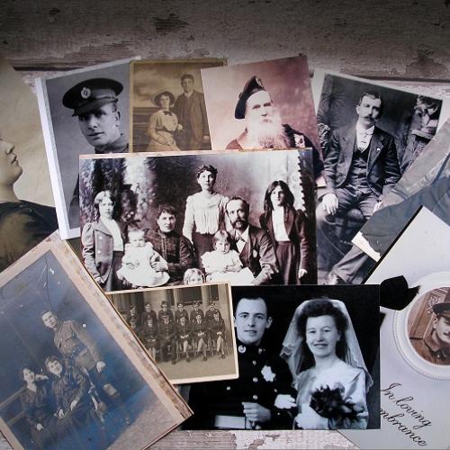 Un pêle-mêle d'anciennes photos de famille, en noir et blanc 