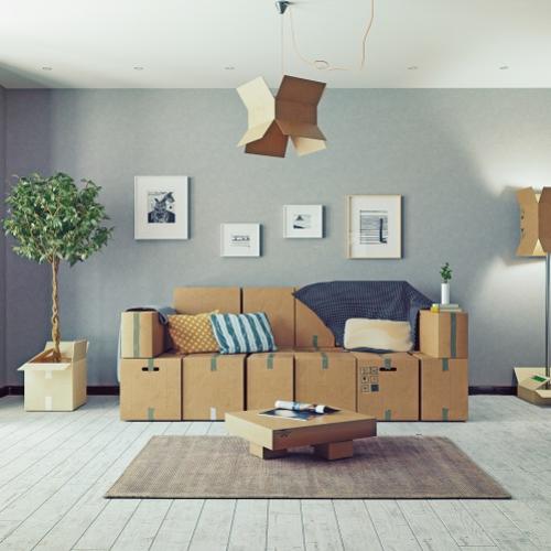Un salon rempli de meubles réalisés en carton