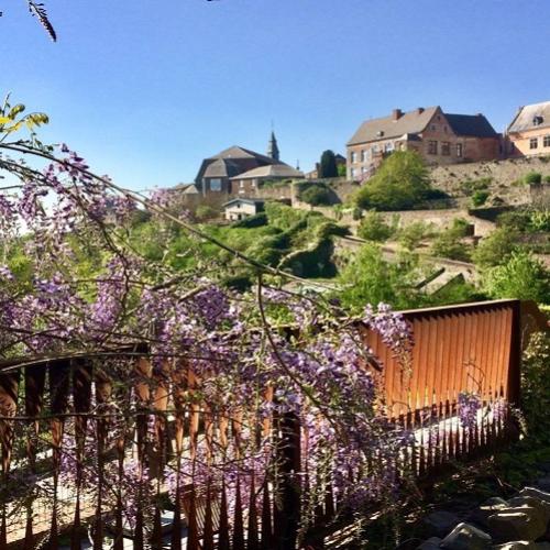 Une vue fleurie des jardins suspendus de Thuin