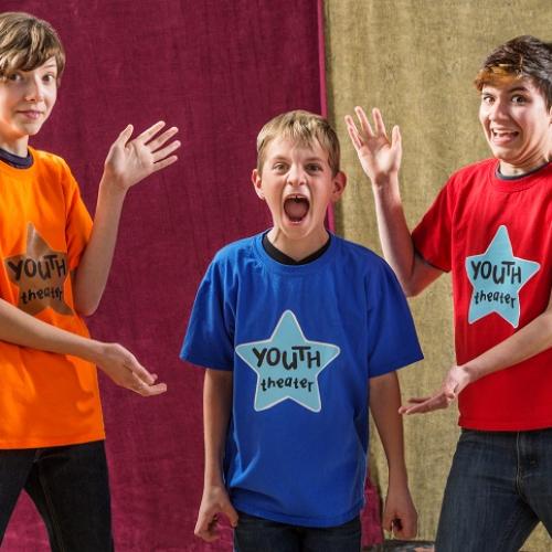 Trois jeunes ados en posture de jeu de théâtre 