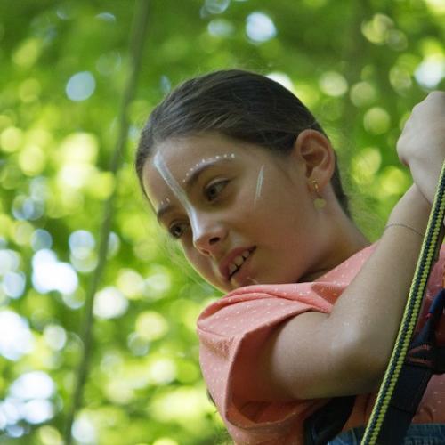 Une stagiaire faisant de la grimpe d'arbres