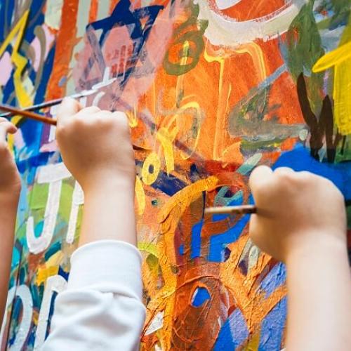 mains d'enfants avec de la peinture en couleurs de fond