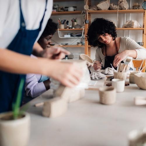 Des participant·es en activité dans un atelier de céramique