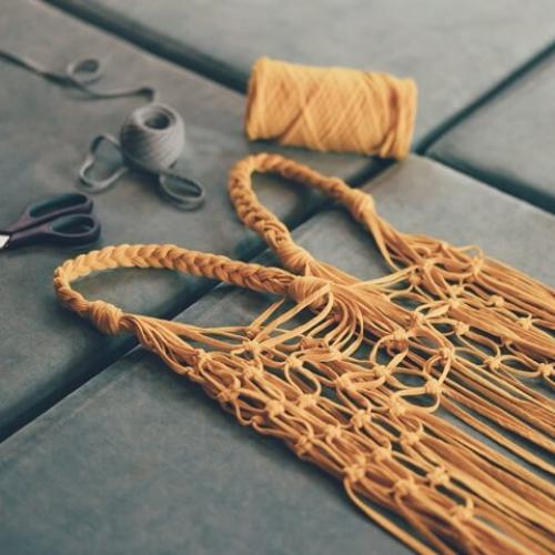 Le début d'une réalisation de sac en macramé 