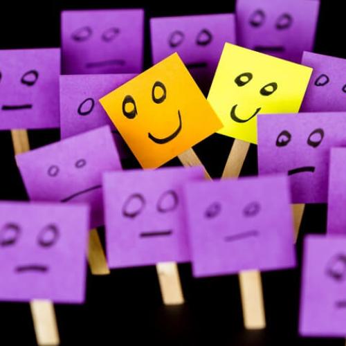 Des petis personnages réalisés avec des post-it, sur chacun un visage représentant une émotion différente