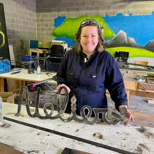 Une participante d'un précédent stage a sculpté le mot Atelier dans le métal