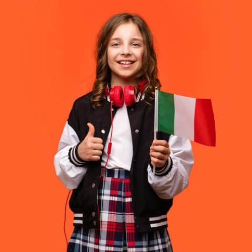 Une jeune fille souriante tient un petit drapeau italien