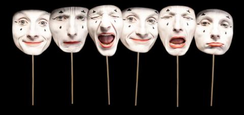 Personnage masqué au théâtre